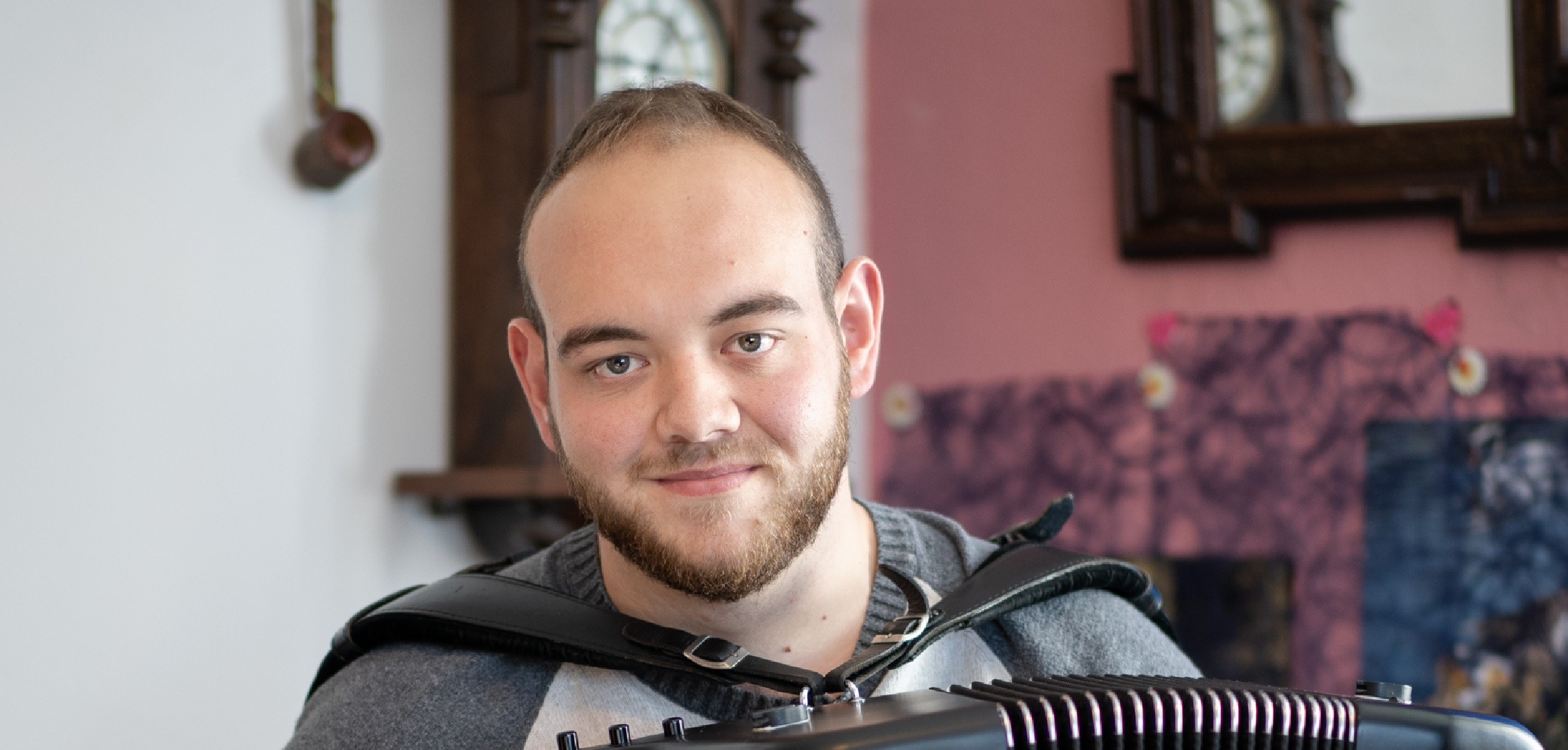 Jérôme Courbat,<br />
accordéon et canton en bandoulière